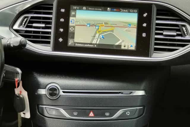 Peugeot 308 (2015) thumbnail 14