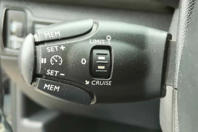 Peugeot 308 (2015) thumbnail 16
