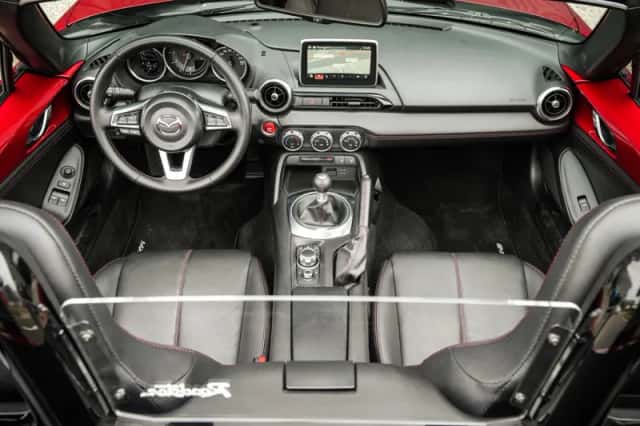 Mazda MX-5 (2016) thumbnail 3