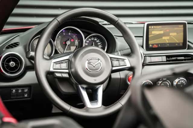 Mazda MX-5 (2016) thumbnail 4