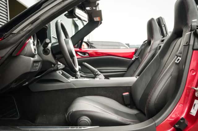 Mazda MX-5 (2016) thumbnail 5