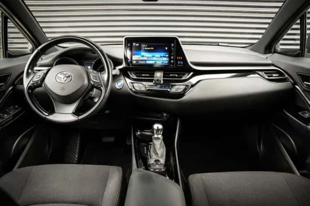 Toyota C-HR (2019) thumbnail 4