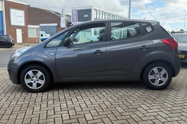 Kia Venga (2010) thumbnail 4