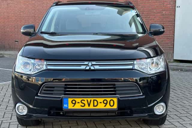 Mitsubishi Outlander (2013) thumbnail 2