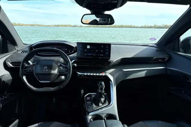 Peugeot 5008 (2023) thumbnail 2