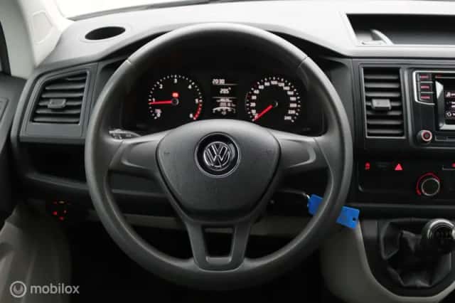 Volkswagen Transporter (2016) thumbnail 6