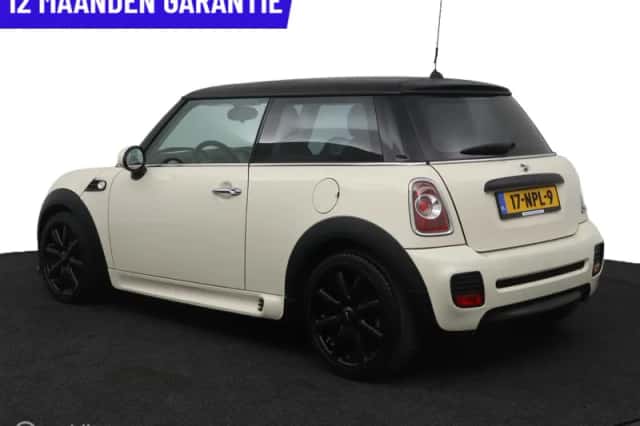 MINI Cooper (2010) thumbnail 3