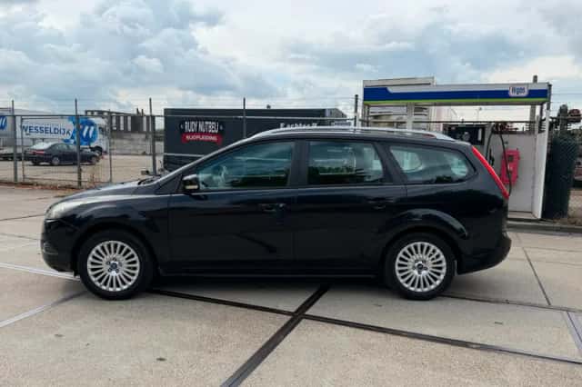 Ford Focus (2010) thumbnail 4