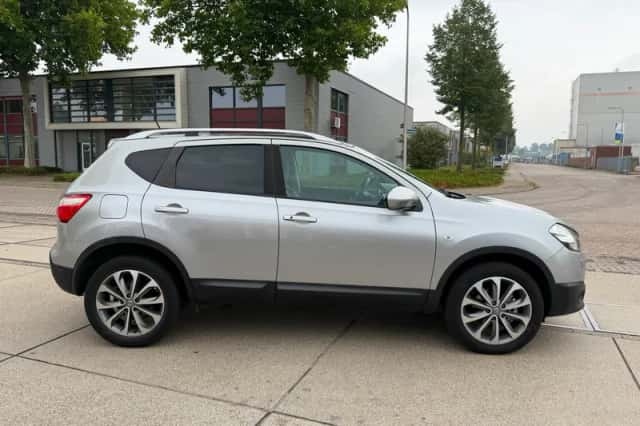 Nissan Qashqai (2012) thumbnail 4