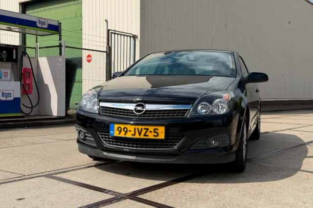 Opel Astra GTC (2009) thumbnail 1