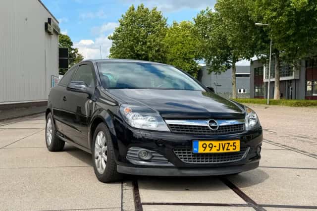 Opel Astra GTC (2009) thumbnail 2