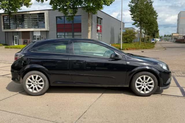 Opel Astra GTC (2009) thumbnail 3