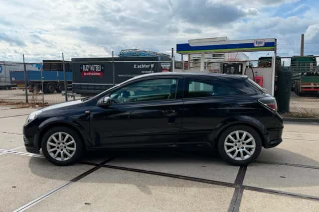 Opel Astra GTC (2009) thumbnail 4