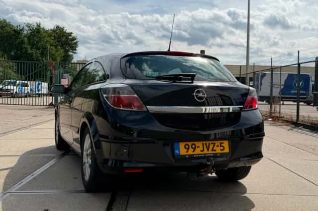 Opel Astra GTC (2009) thumbnail 5