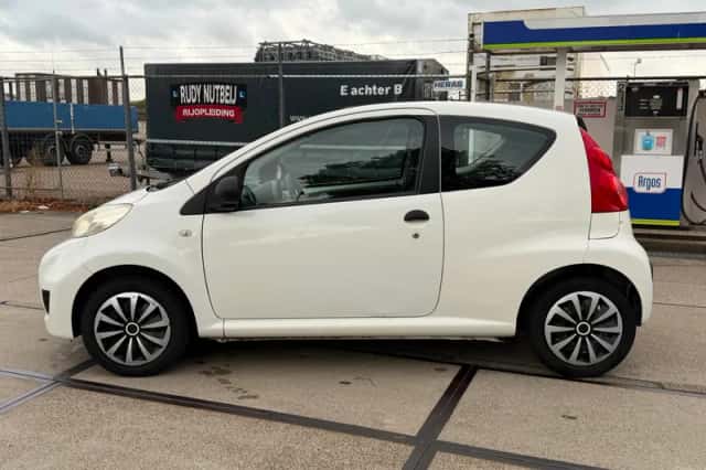 Peugeot 107 (2012) thumbnail 5
