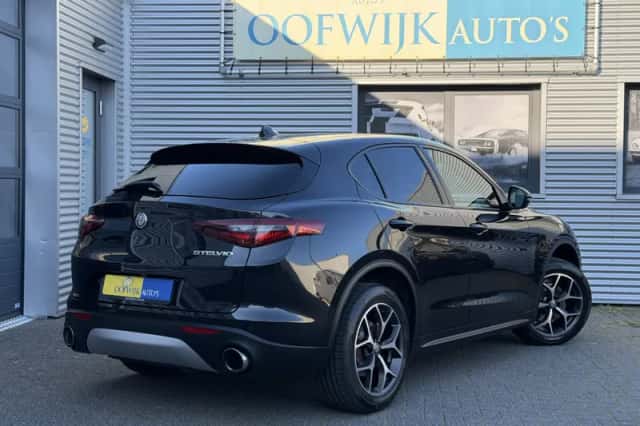 Alfa Romeo Stelvio (2018) thumbnail 3