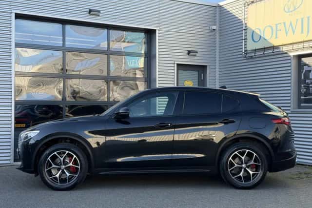 Alfa Romeo Stelvio (2018) thumbnail 4