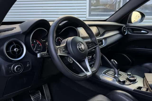 Alfa Romeo Stelvio (2018) thumbnail 5