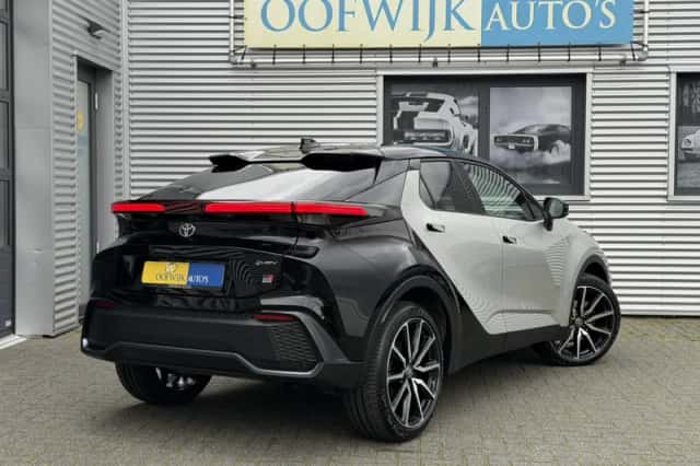 Toyota C-HR (2024) thumbnail 3