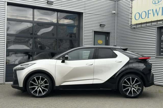 Toyota C-HR (2024) thumbnail 4