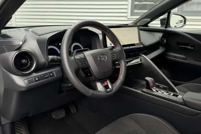 Toyota C-HR (2024) thumbnail 5