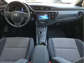 Toyota Auris (2016) thumbnail 9