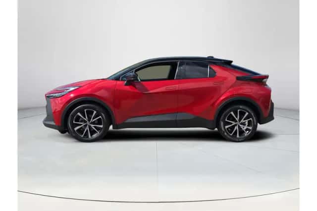 Toyota C-HR (2024) thumbnail 2