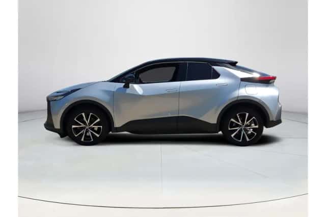 Toyota C-HR (2025) thumbnail 2