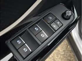 Toyota C-HR (2018) thumbnail 28