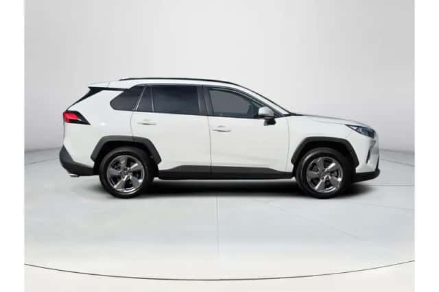 Toyota RAV4 (2023) thumbnail 6