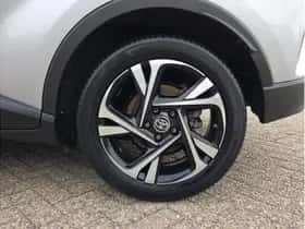 Toyota C-HR (2023) thumbnail 14