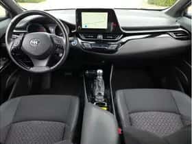 Toyota C-HR (2023) thumbnail 9