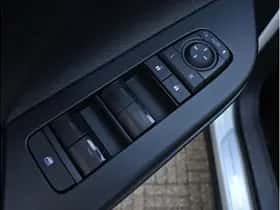 Toyota C-HR (2024) thumbnail 37