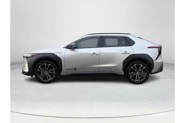 Toyota bZ4X (2024) thumbnail 2