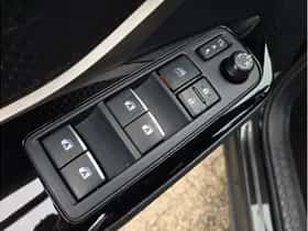Toyota C-HR (2019) thumbnail 29