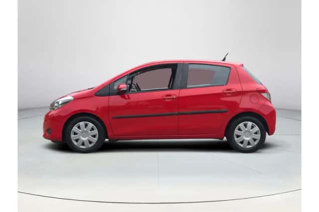 Toyota Yaris (2012) thumbnail 2