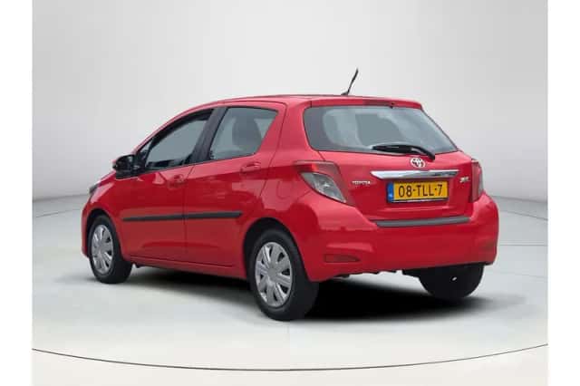 Toyota Yaris (2012) thumbnail 3