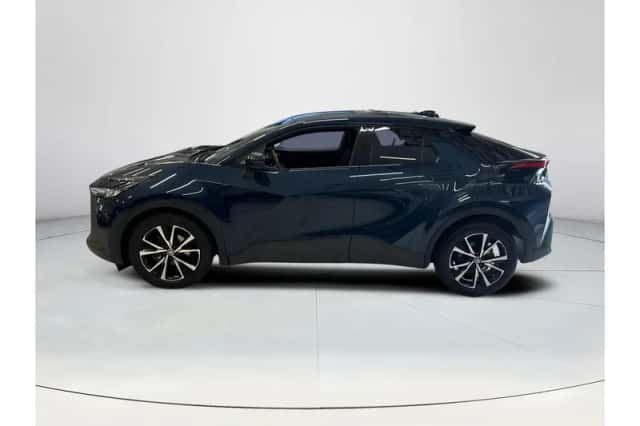 Toyota C-HR (2025) thumbnail 2