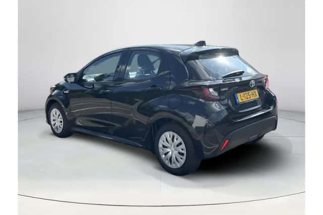 Toyota Yaris (2021) thumbnail 3