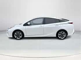Toyota Prius (2016) thumbnail 2