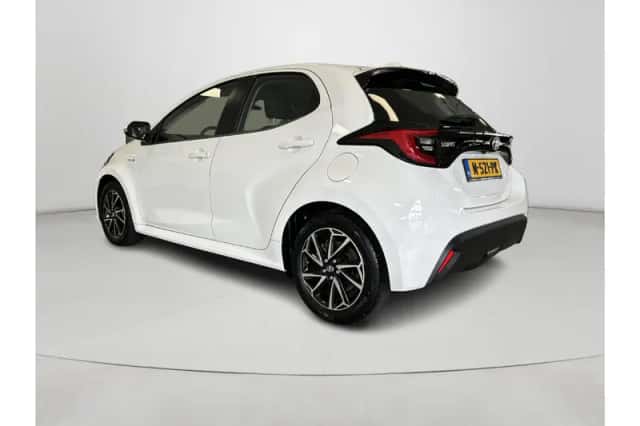 Toyota Yaris (2021) thumbnail 3