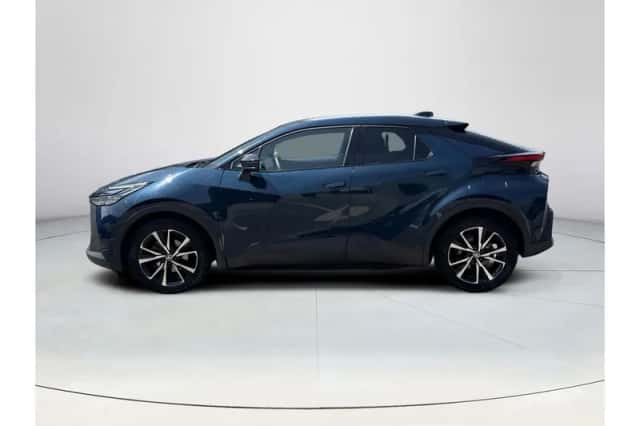 Toyota C-HR (2025) thumbnail 2
