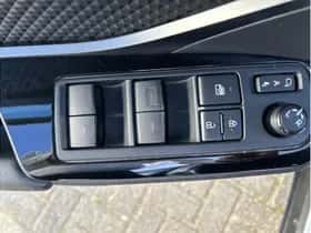 Toyota C-HR (2023) thumbnail 12