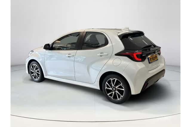 Toyota Yaris (2022) thumbnail 3