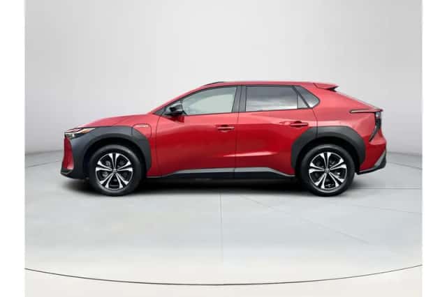 Toyota bZ4X (2022) thumbnail 2