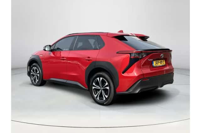 Toyota bZ4X (2022) thumbnail 3