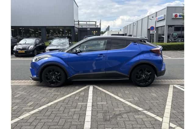 Toyota C-HR (2018) thumbnail 2