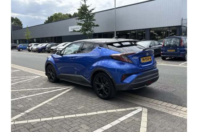 Toyota C-HR (2018) thumbnail 3