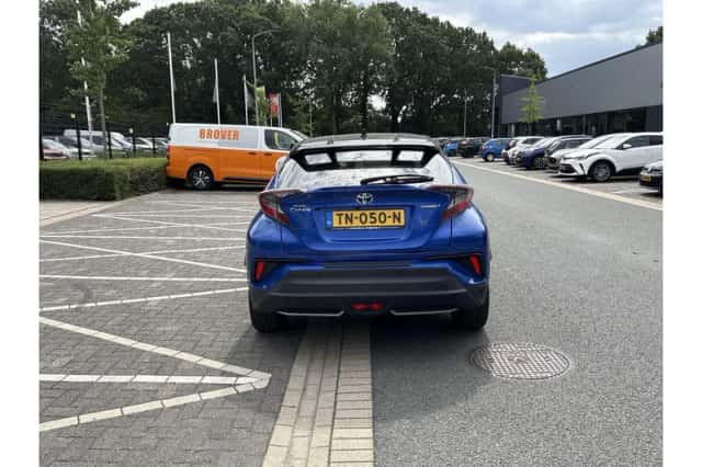 Toyota C-HR (2018) thumbnail 4
