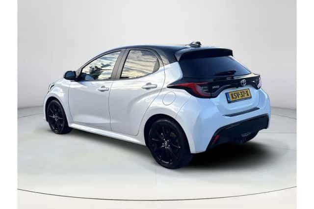 Toyota Yaris (2023) thumbnail 3